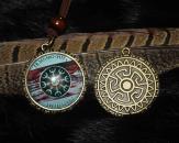 Amulett Aegishjalmur mit verzierter Rückseite